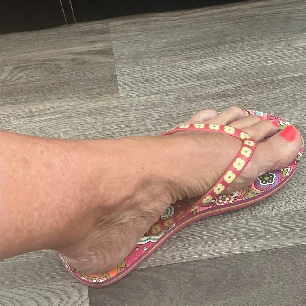 Vera Bradley Pink Paisley Sandals flip flops  size 7 preowned